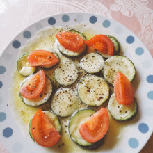 5分レンチンするだけ。ズッキーニとトマトのチーズ焼き