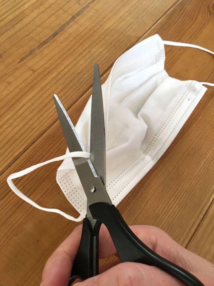 もう在庫が無くなりそうな使い捨てマスクのゴムひもを切り離します。