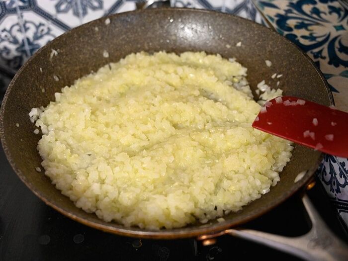 作り方1:オリーブオイルを熱したフライパンに、たまねぎ、にんにく、しょうがを入れ中火で炒める。