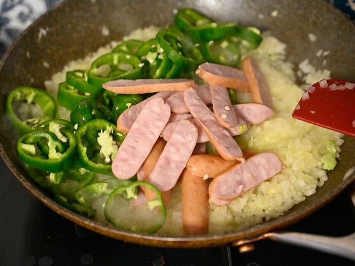 作り方2:ソーセージとピーマンを加え炒める。