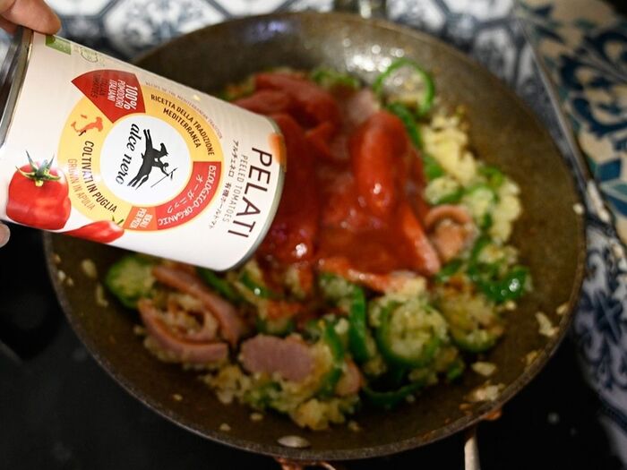 作り方3:ホールトマト缶、赤ワインを加え、とまとを潰しながら混ぜ合わせ、