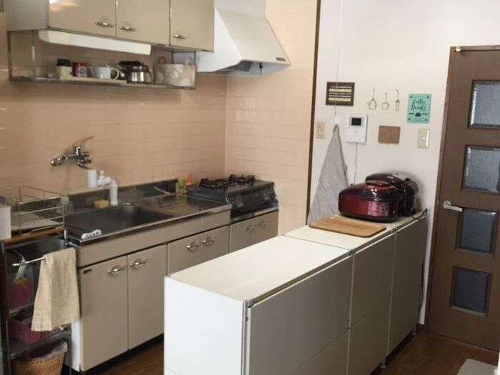 キッチンの壁が好きなものをかざれる好きなスペースになりました。