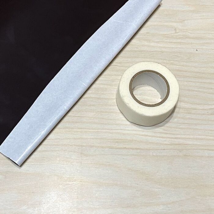 マスキングテープで養生してマグネットシートを貼ります。