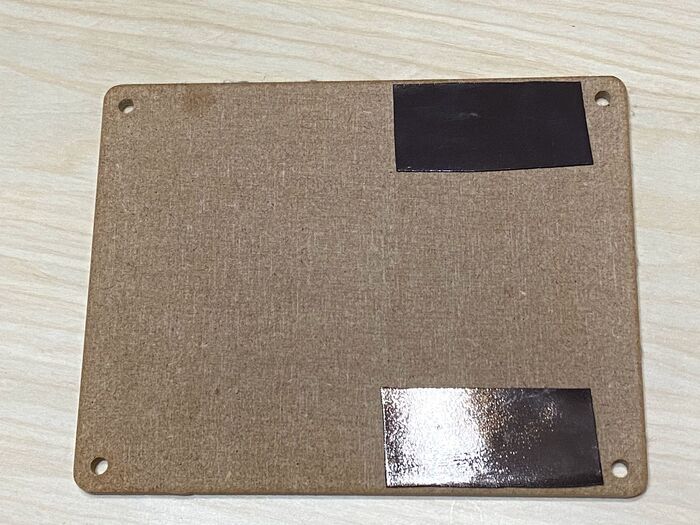 コンセントの上から貼るプレートに両面マグネットシートを貼ります。