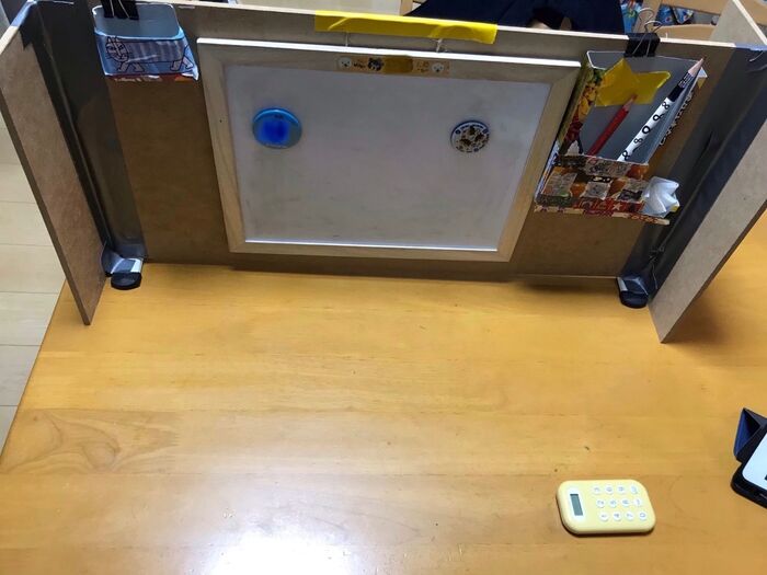 ダイニングテーブルを二人用簡易学習机に(というか目隠し)