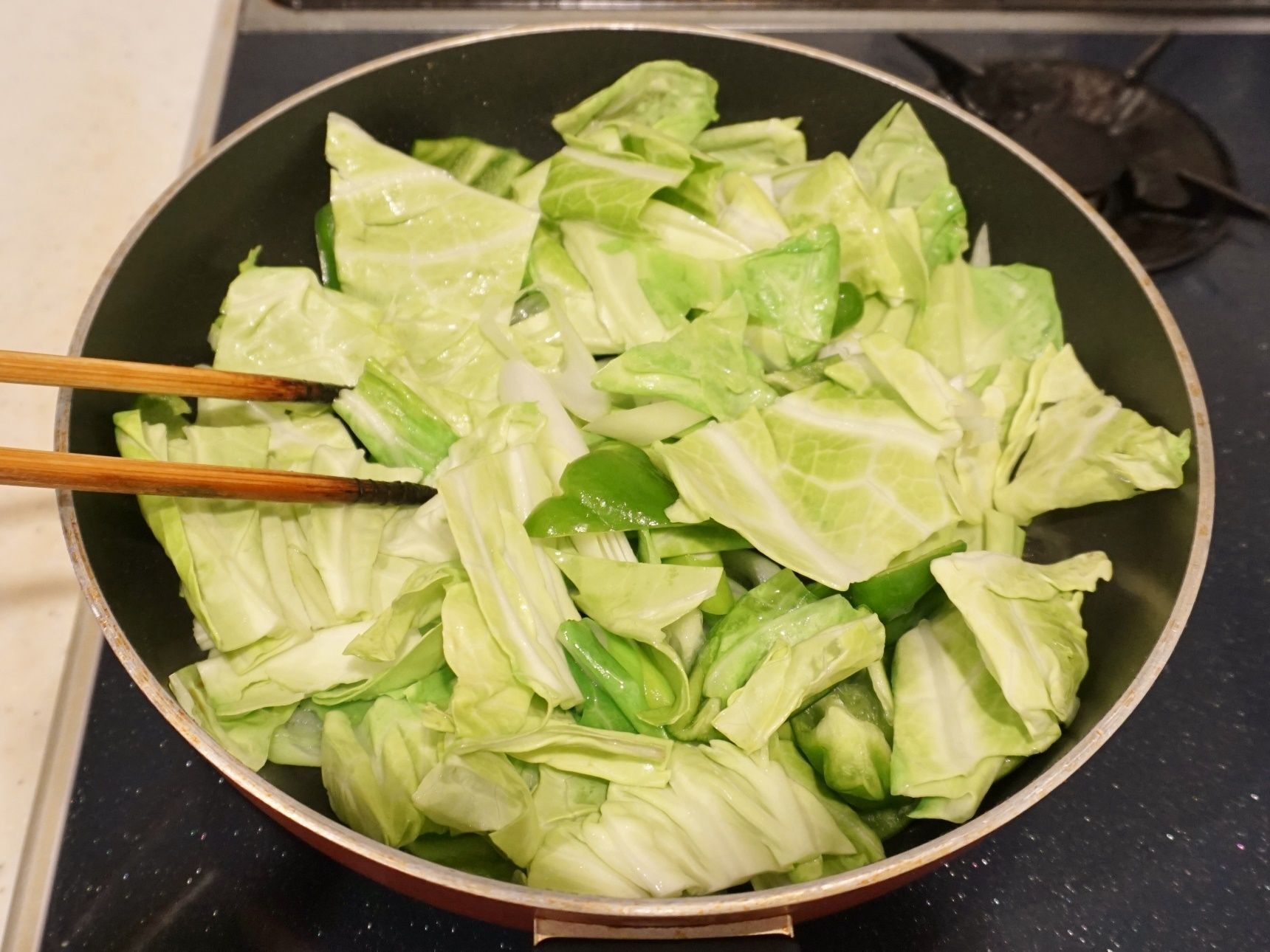 最初に野菜を炒めます。