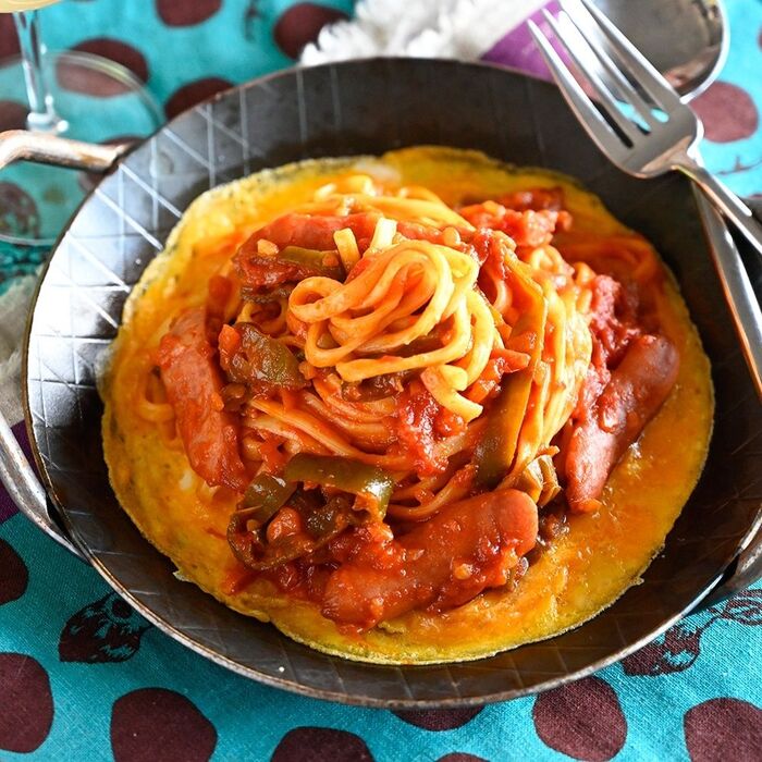 フライパンに卵を焼いて、その上にパスタと絡めてのっけrw鉄板ナポリタン!