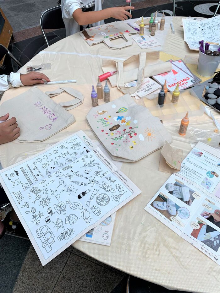 自然に消えるチャコペンなどで下絵を描く