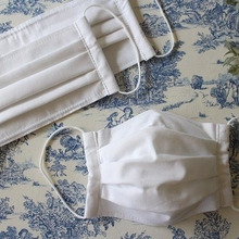 ガーゼ以外の素材で作る『3段プリーツマスク(ワイヤーとポケット付き)』着画あり