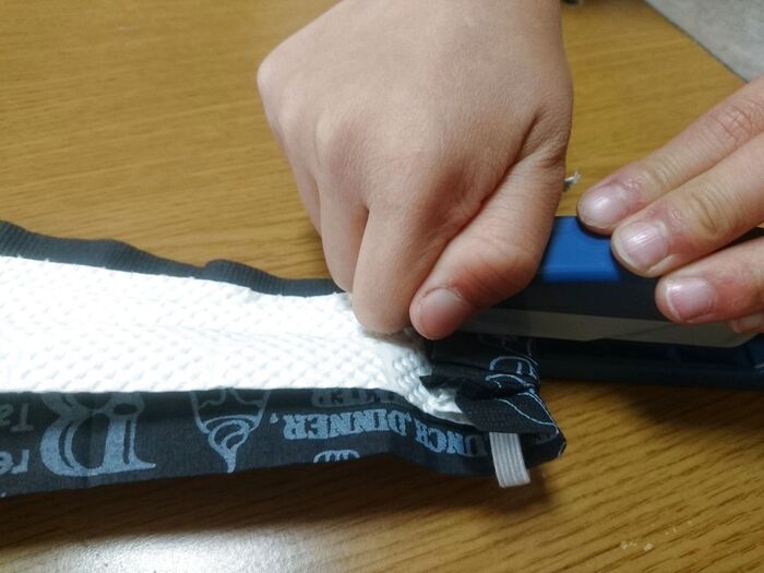 3、ゴムをホチキス止めします