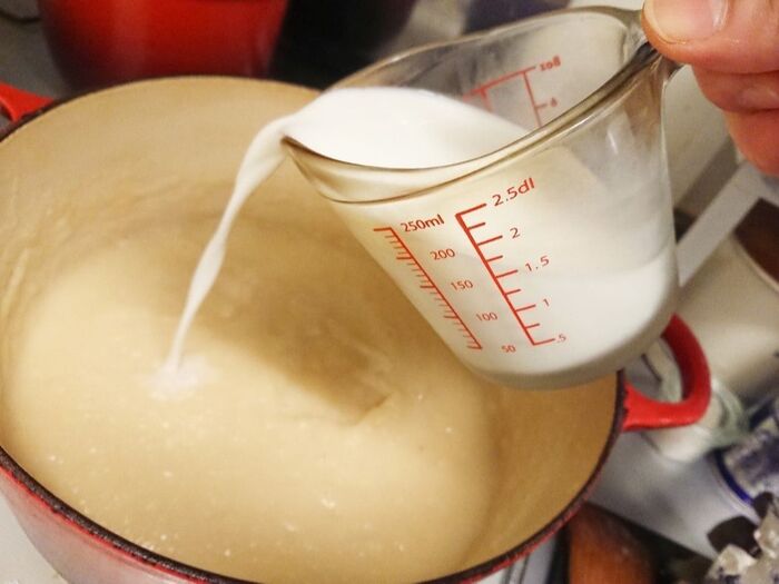 牛乳と塩、胡椒を加えます。
