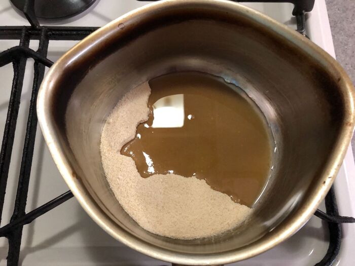 小鍋に砂糖と水を入れる