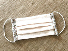 お気に入りのはぎれをワンポイントに!! ダイソー「ガーゼタオル」で手作りマスク♪