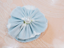 ハギレでお花のコサージュ作りました。