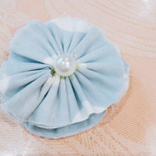 ハギレでお花のコサージュ作りました。