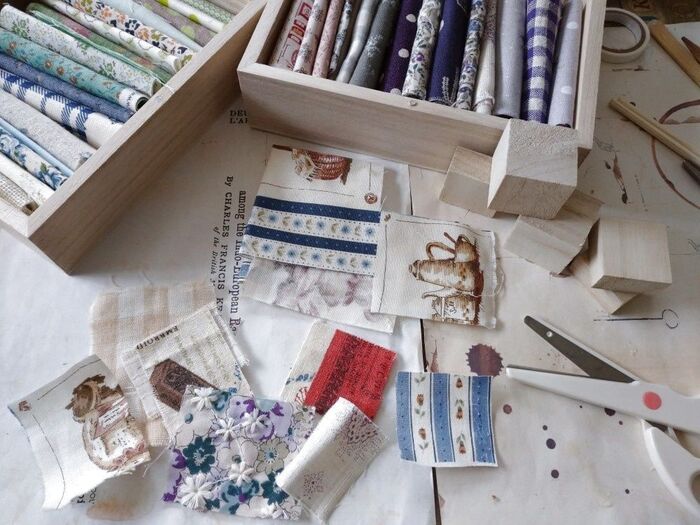 4cm四方にカットしたはぎれ(小)を用意します。