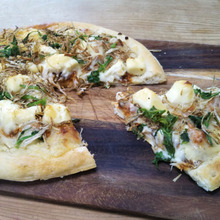 食物繊維豊富な「ドライごぼう」「おから」とクリームチーズの濃厚ピザ