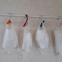 突っ張り棒で家族分のマスク掛け