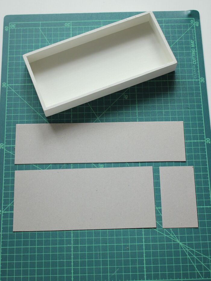 ①箱のサイズを測って厚紙をカット