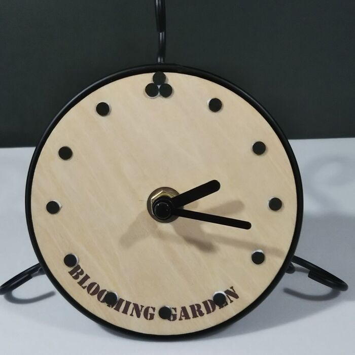 100均材料でオリジナルの置時計を作って見ました。