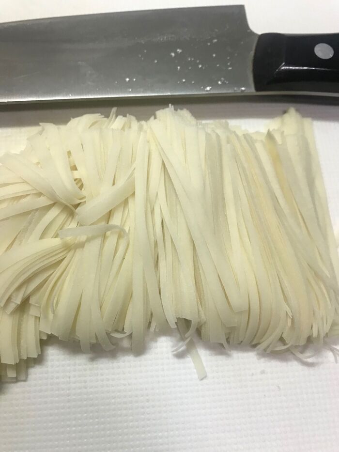 千切りにしまーす。細ーく♬