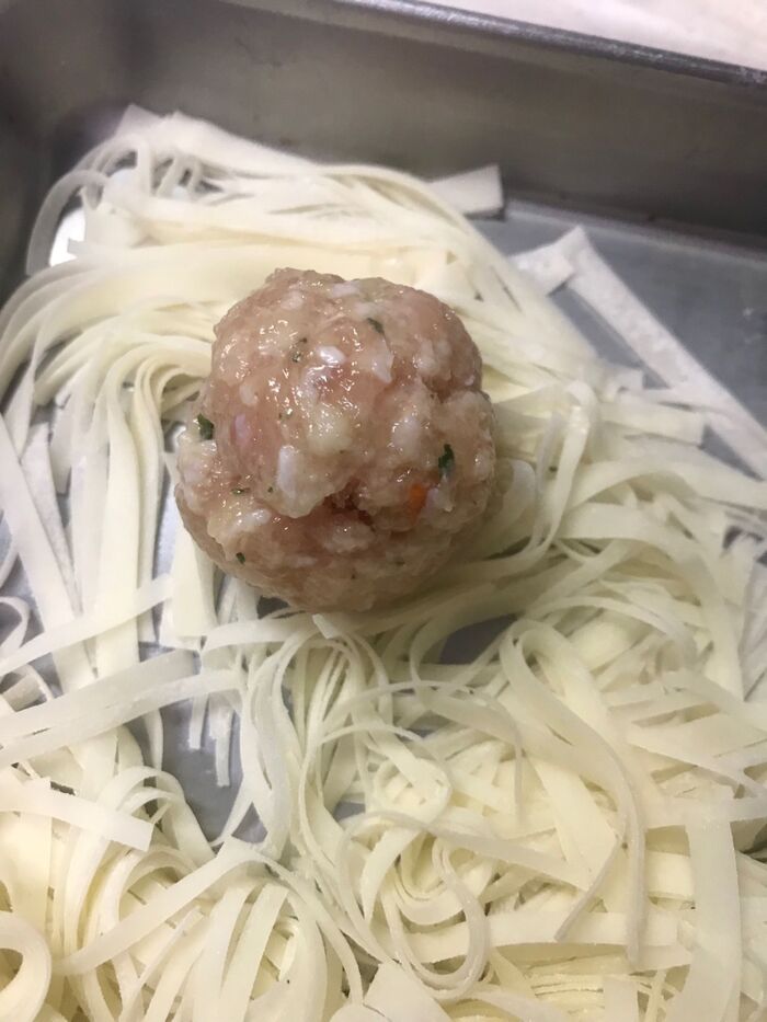 ふんわり♬ふんわり♬肉だねを包むようにくっつけます