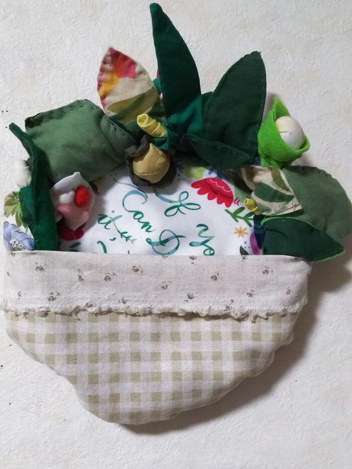 100均の柳リースで小物入れを作りました。