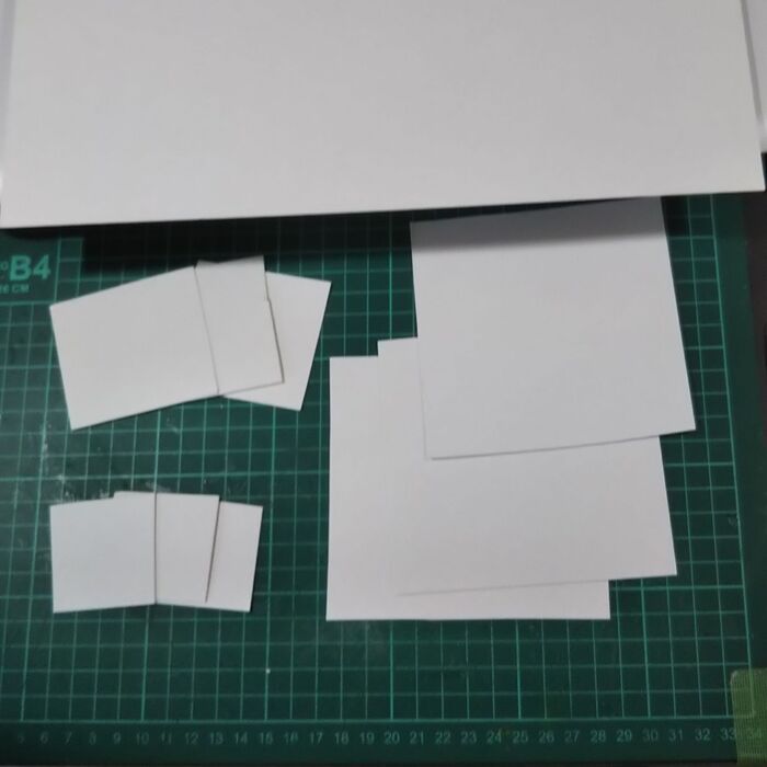 本体作成用に厚紙を３種類のサイズにカットします。