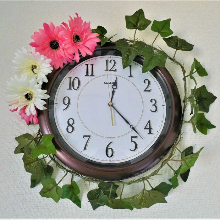 シンプルな時計を造花で華やかに♪