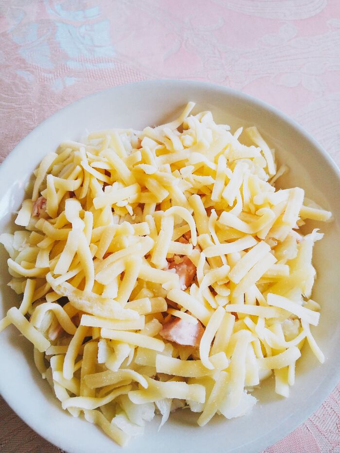 キャベツ、ソーセージを一口大に切ります