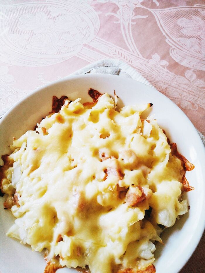 蒸しキャベツとソーセージのチーズがけ