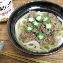 甘辛い牛肉のしぐれ煮た~っぷり、お野菜も摂れるうどんです♡調味料1本で作る、肉うどんおくら入り~♪