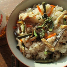 市販のつゆ1本で簡単に炊き込みご飯を作る!わらび入り鶏と舞茸の炊き込みご飯♪