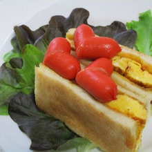 厚焼き卵にちょい足し革命~!厚焼き卵サンドウィッチ♡ハートのウィンナー付きだよ♪