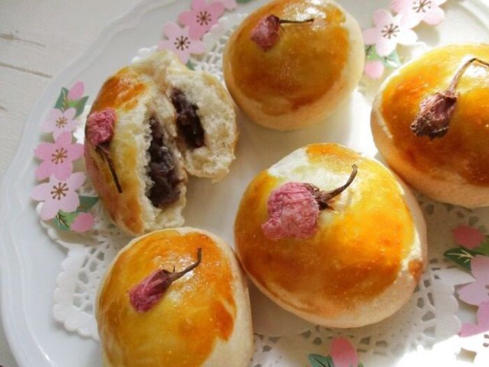 桜の花と餡とホイップクリームを楽しむ贅沢さ!お粉にもこだわる手作りあんぱん♪