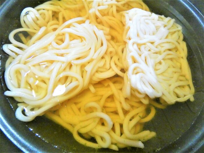 うどん出汁は、ヒガシマルのうどんスープ!