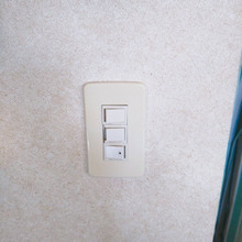 電気スィッチをブリーチでキレイにしました