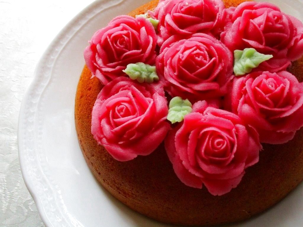 【ホットケーキミックスで作る】薔薇の花咲く炊飯器ケーキ！薔薇は食べても安心な着色料使用♪