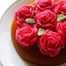 【ホットケーキミックスで作る】薔薇の花咲く炊飯器ケーキ!薔薇は食べても安心な着色料使用♪