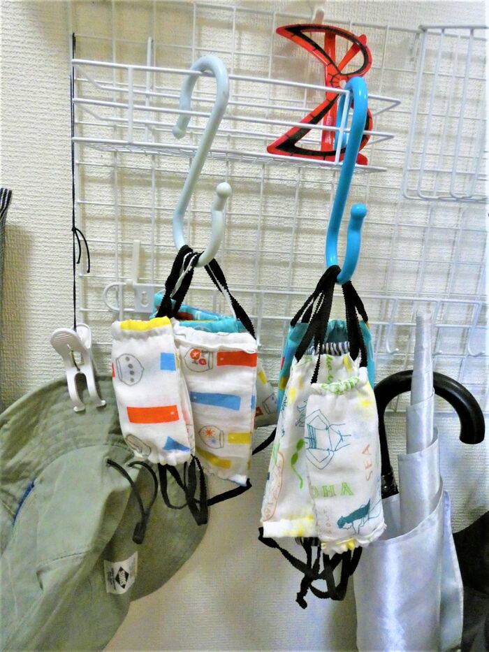 青のフックは、大人サイズ。白のフックは、子供サイズ。