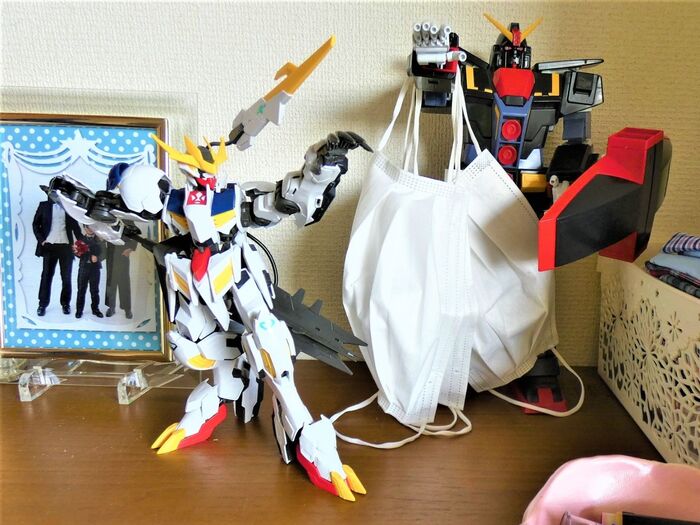 夫のマスクは靴箱上のガンダムにぶら下げています。