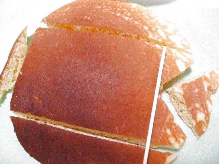 ホットケーキ1個を鯉のぼりの形にカットする