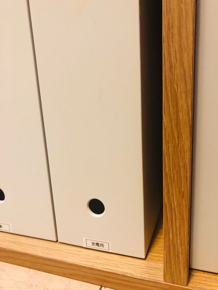 美顔器2つとも使用の際には充電が必要です。