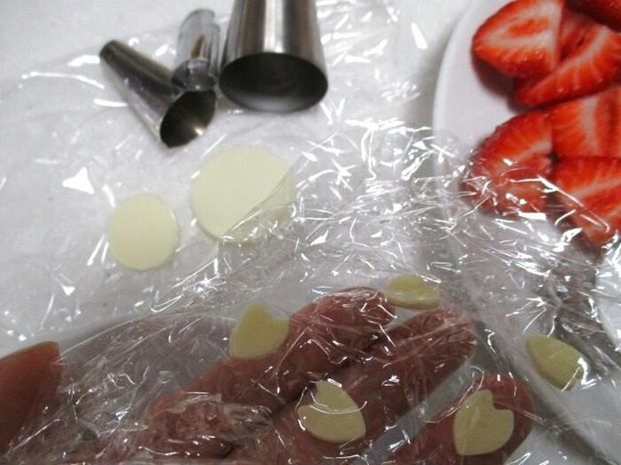 スライスチーズで鯉のぼりの目と花びらを作る