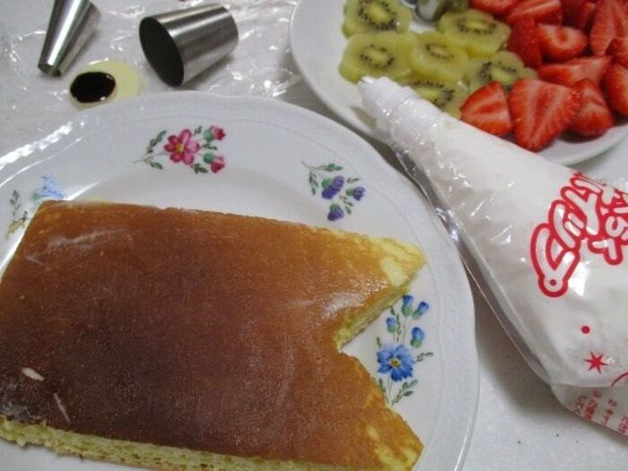 苺とキウィをカット&抜き取り、ホイップを①の全体に塗る