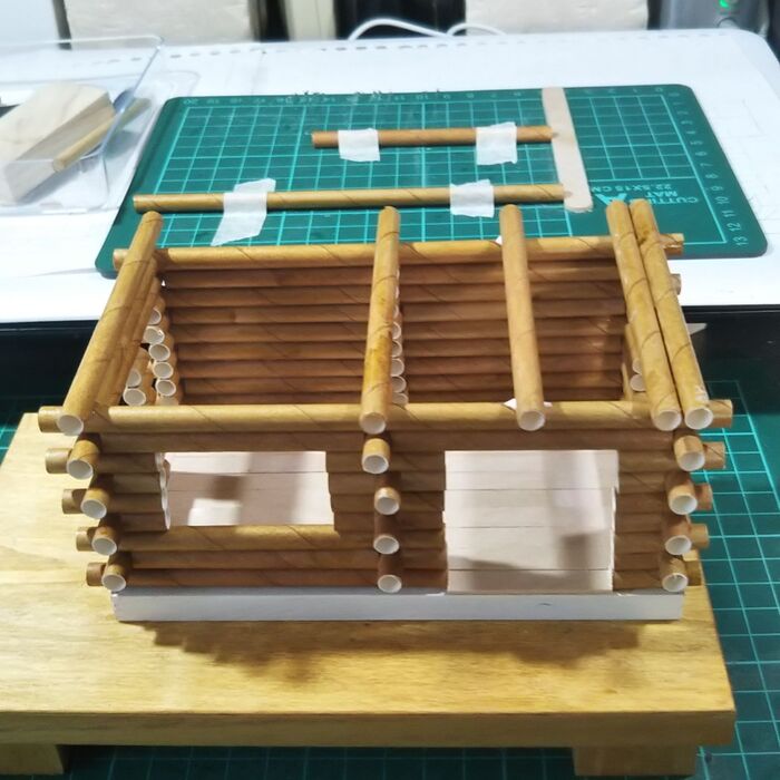 ロフト用丸太取り付け。