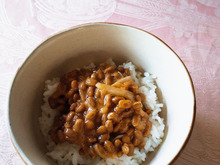 酢玉ねぎ、キムチ納豆ごはん