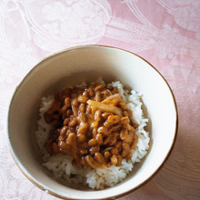 酢玉ねぎ、キムチ納豆ごはん