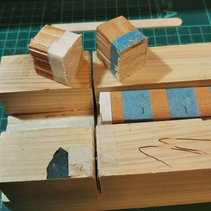 屋根材の加工。
