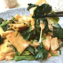 味付け1つ☆ 美肌効果♪ 厚揚げとほうれん草のキムチーズ炒め